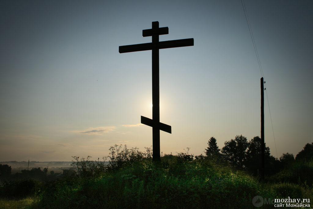 Крест у Лужецкого монастыря.