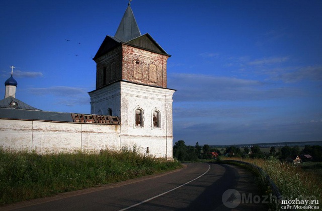 У Лужецкого монастыря.