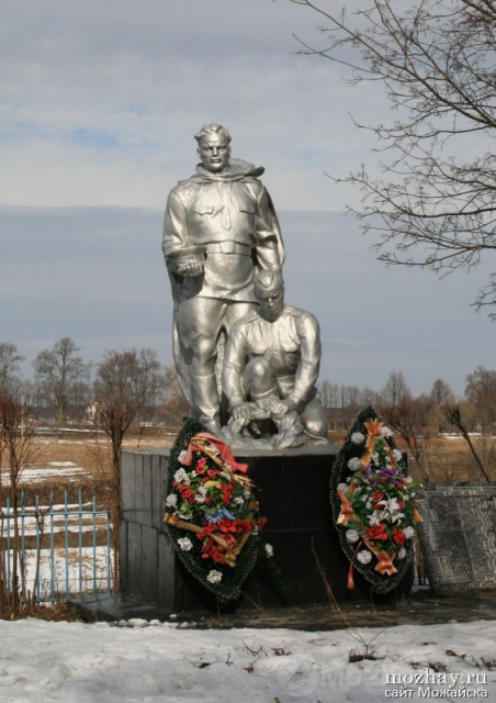 Памятник на территории Никольского кремля.