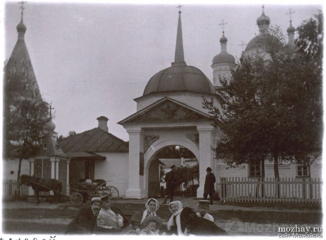 Восточные ворота Лужецкого монастыря. Июнь 1910 г.