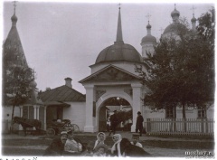Восточные ворота Лужецкого монастыря. Июнь 1910 г.