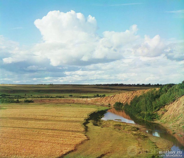 Река Колочь у дер. Горки с высоким берегом. Бородино. 1911.  Фото Прокудина-Горского.