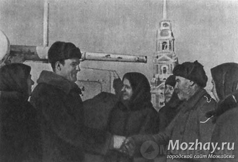 Январь 1942 года. В освобожденном Можайске жители тепло встречают воинов 2-го танкового корпуса