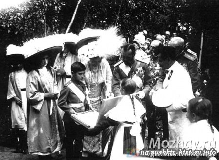 Фотография 1912 года, Бородино. Августейшая семья на празднестве 100-я Бородинской битвы.