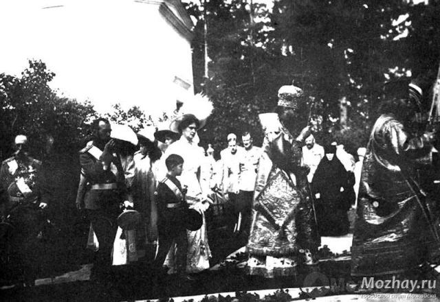 Николай II и члены императорской фамилии идут с крестным ходом к братской могиле на Бородинском поле. Бородино, фото 25 августа 1912 г.