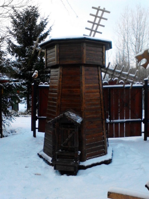 Мельница для колодца из состаренной древесины.