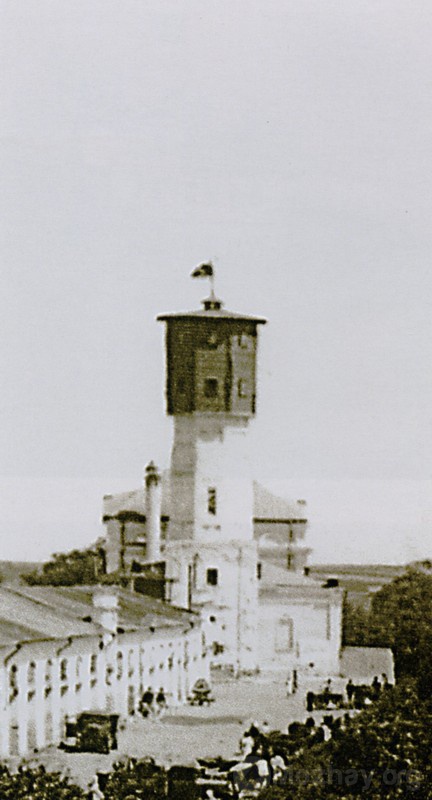 Пожарная каланча и накрытая крышей при Советской власти в 30-х гг. ХХвв церковь Святой Троицы