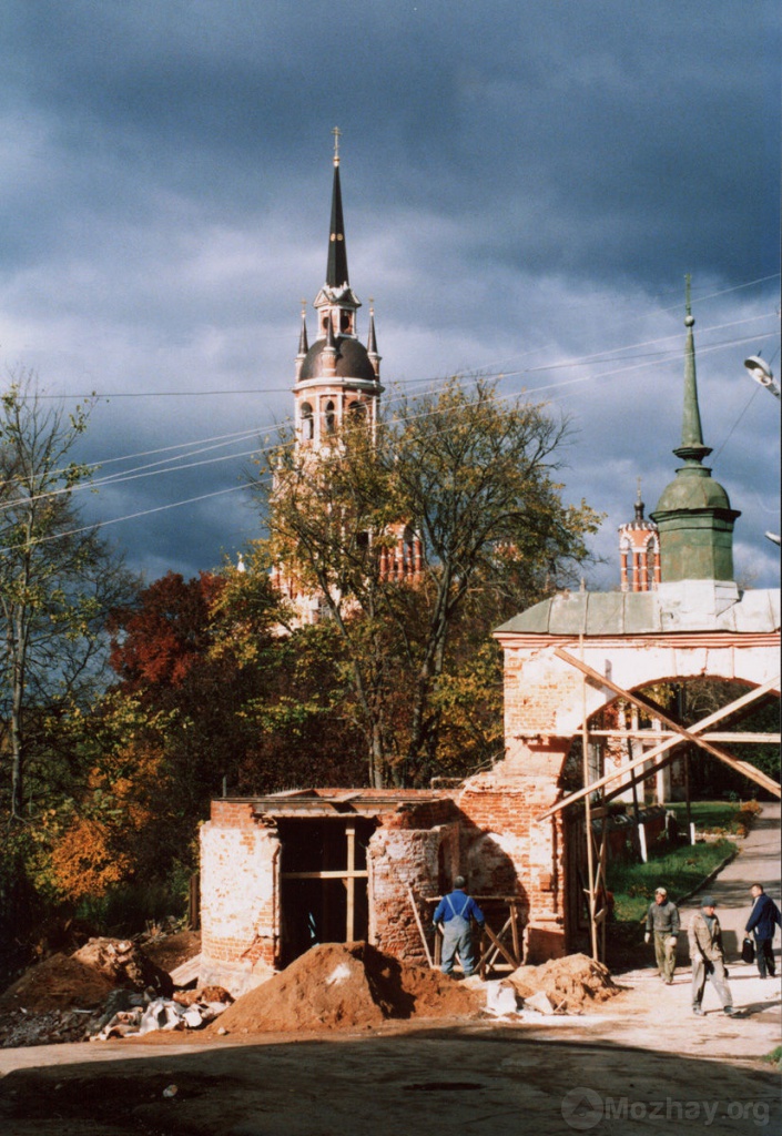 Можайск. Реставрируется вход на территорию Можайского кремля. Октябрь 2004 г. Фото Н.Никитина