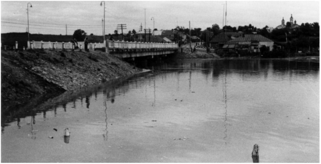 Можайск.  Наводнение 1963 года. У моста через Москву-реку.  (фото - "Уездный ежегодник")