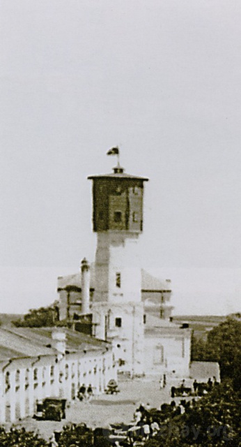 Пожарная каланча и накрытая крышей при Советской власти в 30-х гг. ХХвв церковь Святой Троицы
