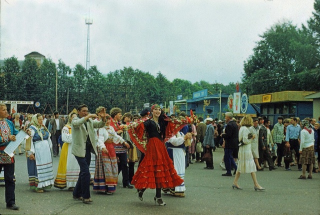 Ярмарка в Можайске. Комсомольская площадь. 1985 год.