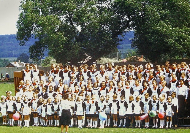 Фольклорный праздник. Городской стадион Можайска "Спартак". 1986 год.  Фото Н.Никитина