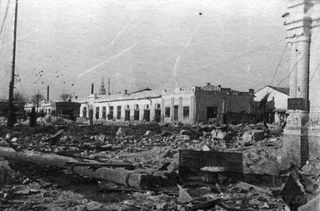 Разрушенные здания на центральной площади г. Можайска. Январь 1942 г. Фото Чернова. РГАКФД