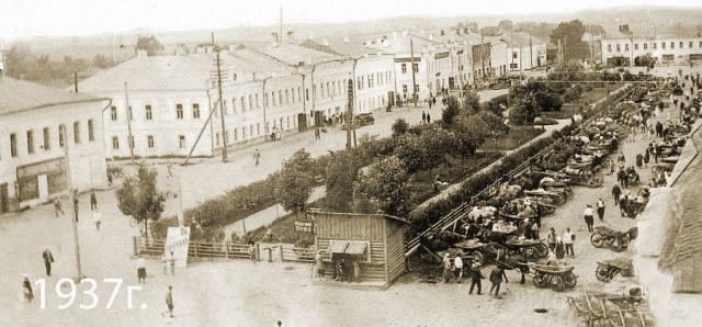 Можайск.  Улица Московская в 1937 году, вид на сквер у торговых рядов с водонапорной башни (на церкви Троицы).  Фото Сергея Кислова