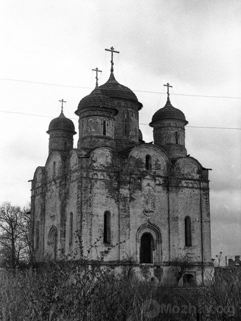 Собора Рождества Пресвятой Богородицы Лужецкого Ферапонтова монастыря в Можайске Московской области. Вид с юго запада. Фот. Чеботарь Александр Мирчевич. 1984 г.