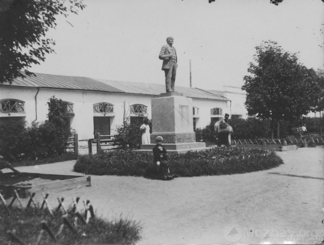 Можайск. Первый памятник Ленину в Можайском районе. Фото С. А. Кислова, 1930 гг.