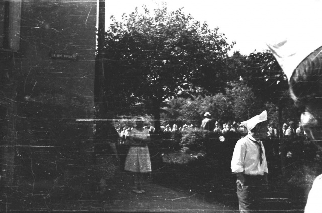 Можайск. Пионеры идут по ул. Клементьевской. Май 1967 г. Фото С.Парфентьева из архива Е.Парфентьевой.