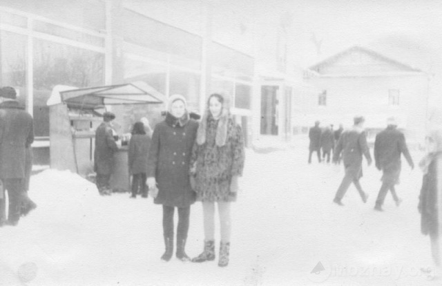 Можайск. У магазина №40. Примерно 1972 г. Фото из архива Е.И.Дорониной