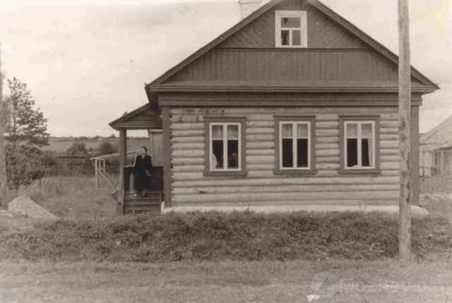 Здание метеостации на Стрелковой ул. 1950-е гг. На крыльце   Клавдия Федоровна Богомолова (начальник метеостанции).