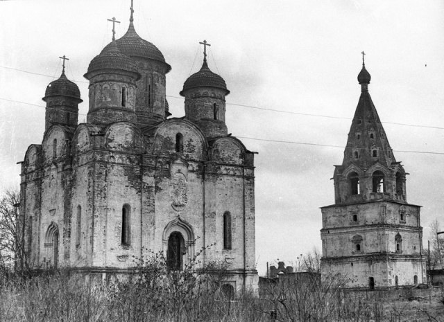 Собора Рождества Пресвятой Богородицы Лужецкого Ферапонтова монастыря в Можайске Московской области. Вид с юго запада. Справа   монастырская колокольня. Фот. Чеботарь Александр Мирчевич. 1984 г.