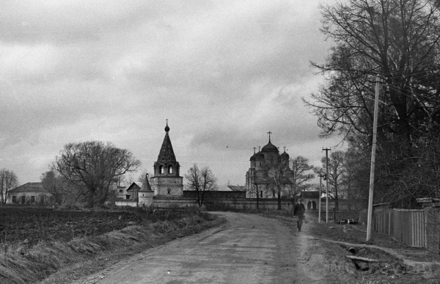 Лужецкий Ферапонтов монастырь в Можайске Московской области. Вид с востока. В центре   собор Рождества Пресвятой Богородицы, слева   колокольня с усыпальницей рода Савеловых. Фот. Чеботарь Александр Мирчевич. 1984 г.