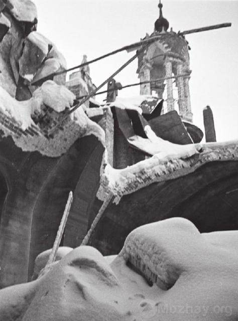 Развалины Никольского собора. Январь 1942 г. Фото Аркадия Шайхета.