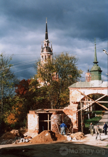Можайск. Реставрируется вход на территорию Можайского кремля. Октябрь 2004 г. Фото Н.Никитина