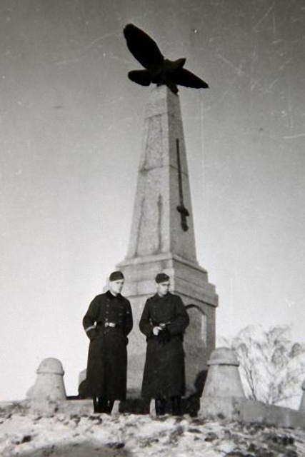 д.Горки. Немецкие солдаты позируют на фоне памятника  Кутузову. Зима 1941-1942.