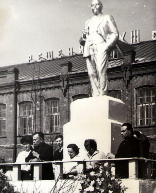 Памятник Ленину в  п. Колычёво. 1970 г.