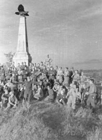 Бойцы Западного фронта, освободившие Можайский район, фотографируются у обелиска на Бородинском поле. 1942 г. Фото Данилова. РГАКФД