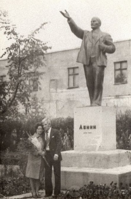 Можайск. Сквер у торговых рядов. Памятник Ленину.  Установлен в 1940-х гг, демонтирован в 1990-х гг. Фото примерно 1970-80 гг.