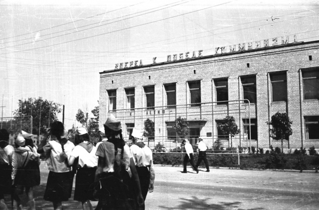 Можайск. Пионеры идут по ул Московской мимо д.17 . Май 1967 г. Фото С.Парфентьева из архива Е.Парфентьевой.