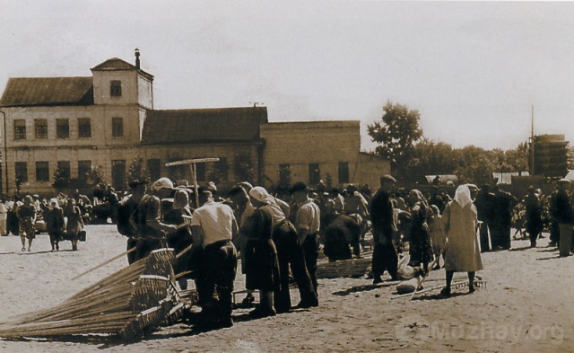 Торговля на Комсомольской площади.