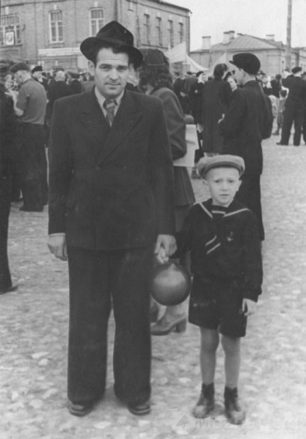 Можайск. Комсомольская площадь. 1 мая 1955 г. Фото из архива Е.И.Дорониной