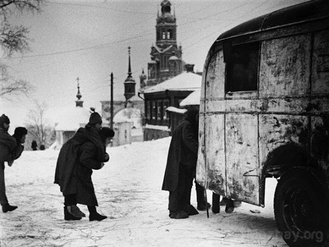 Погрузка раненых в санитарный автомобиль. Бородинская улица. Зима 1942 г.