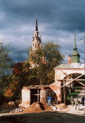 Можайск. Реставрируется вход на территорию Можайского кремля. Октябрь 2004 г. Фото Н.Никитина