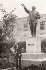 Можайск. Сквер у торговых рядов. Памятник Ленину.  Установлен в 1940-х гг, демонтирован в 1990-х гг. Фото примерно 1970-80 гг.