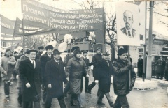 Можайск. Комсомольская площадь. 7 ноября 1986 г.   Колонна совхоза Клементьево.