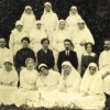 Медперсонал у стены больницы. Можайск, примерно 1914-17гг.