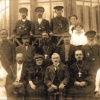 Медработники и другие представители города на крыльце больницы. Можайск, примерно 1914-17гг.